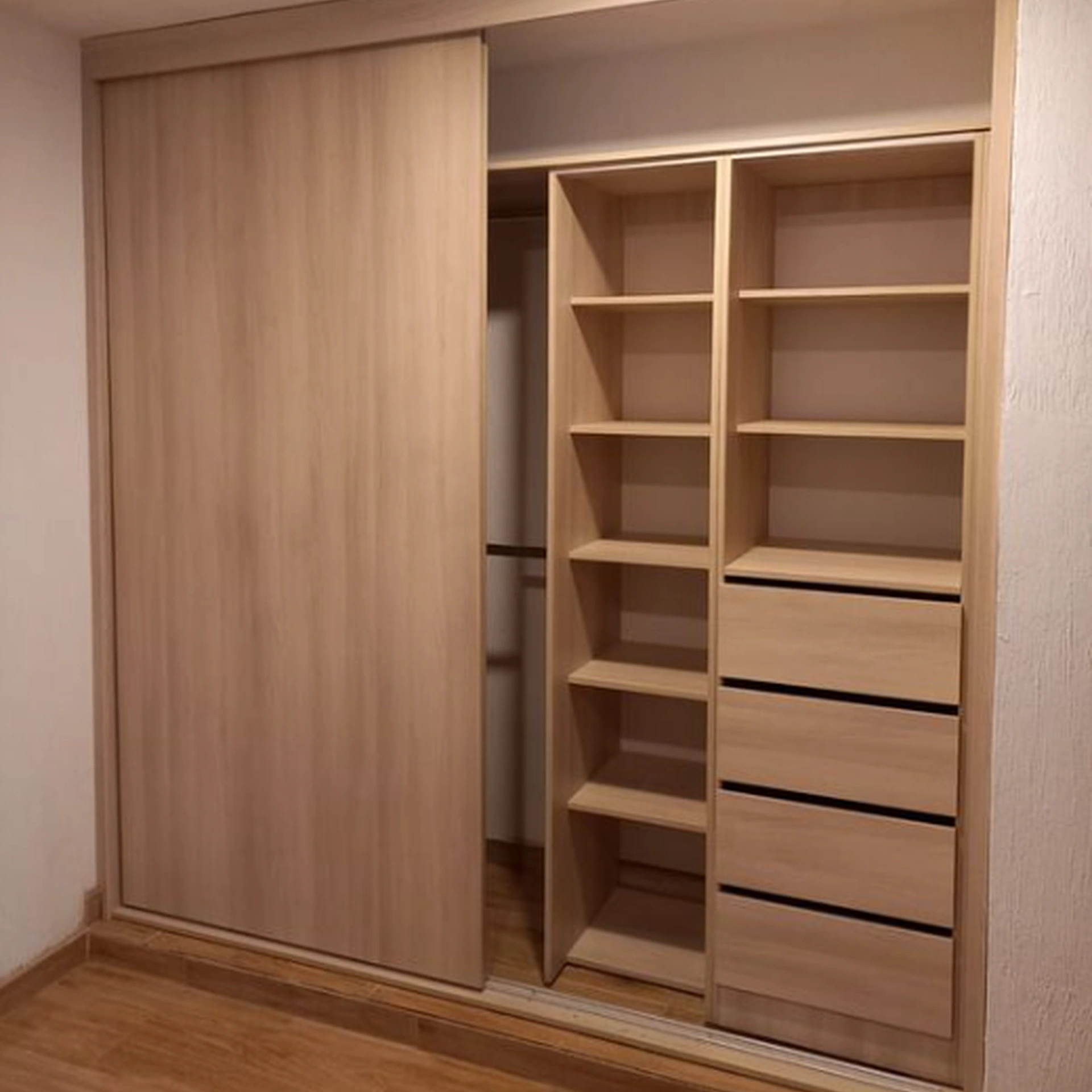Closet en melamina madera clara con puertas corredizas