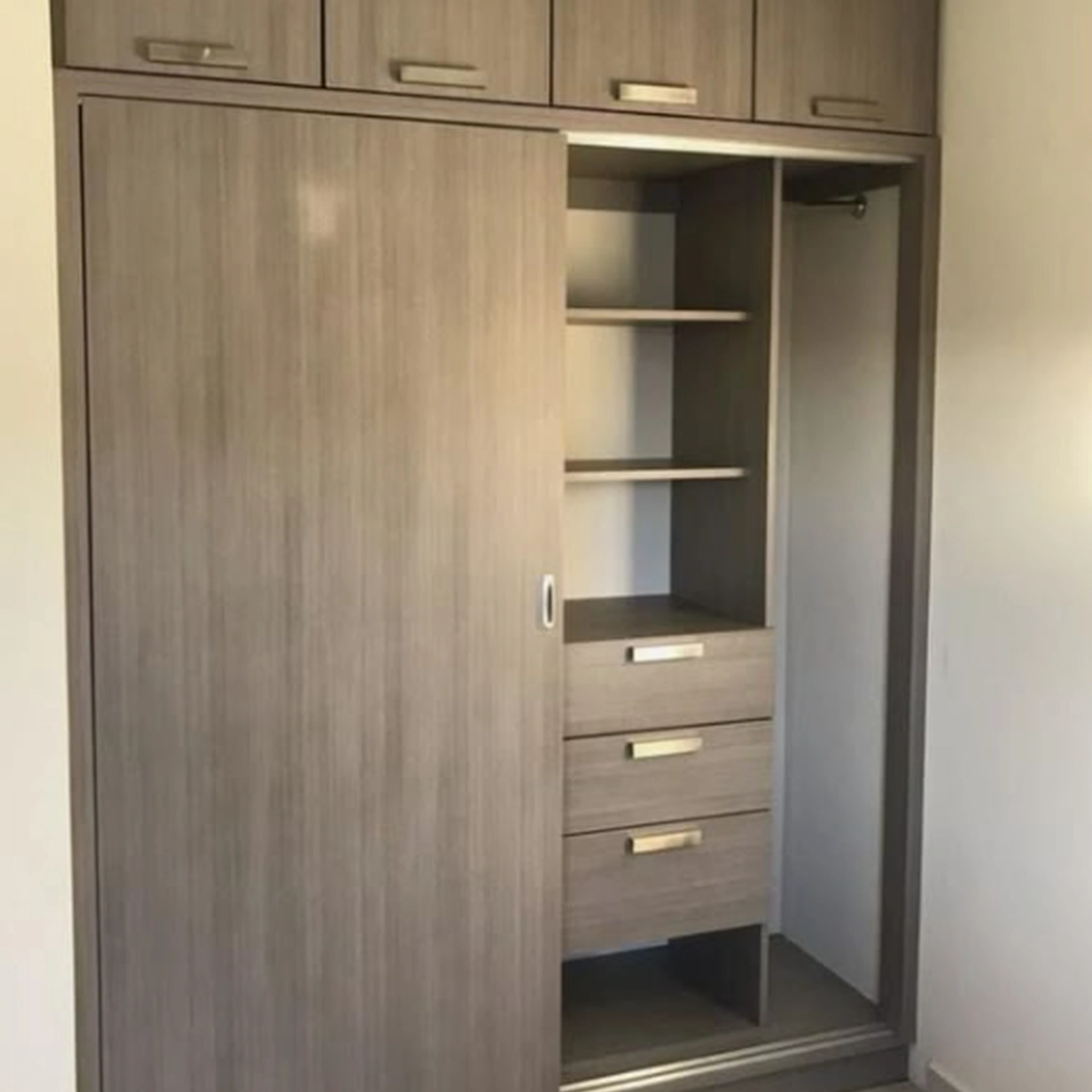 Closet en melamina gris con puertas corredizas