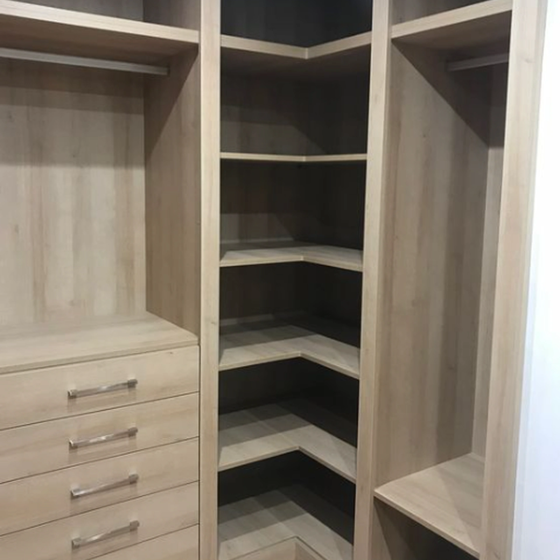 Closet esquinero en melamina con gavetero