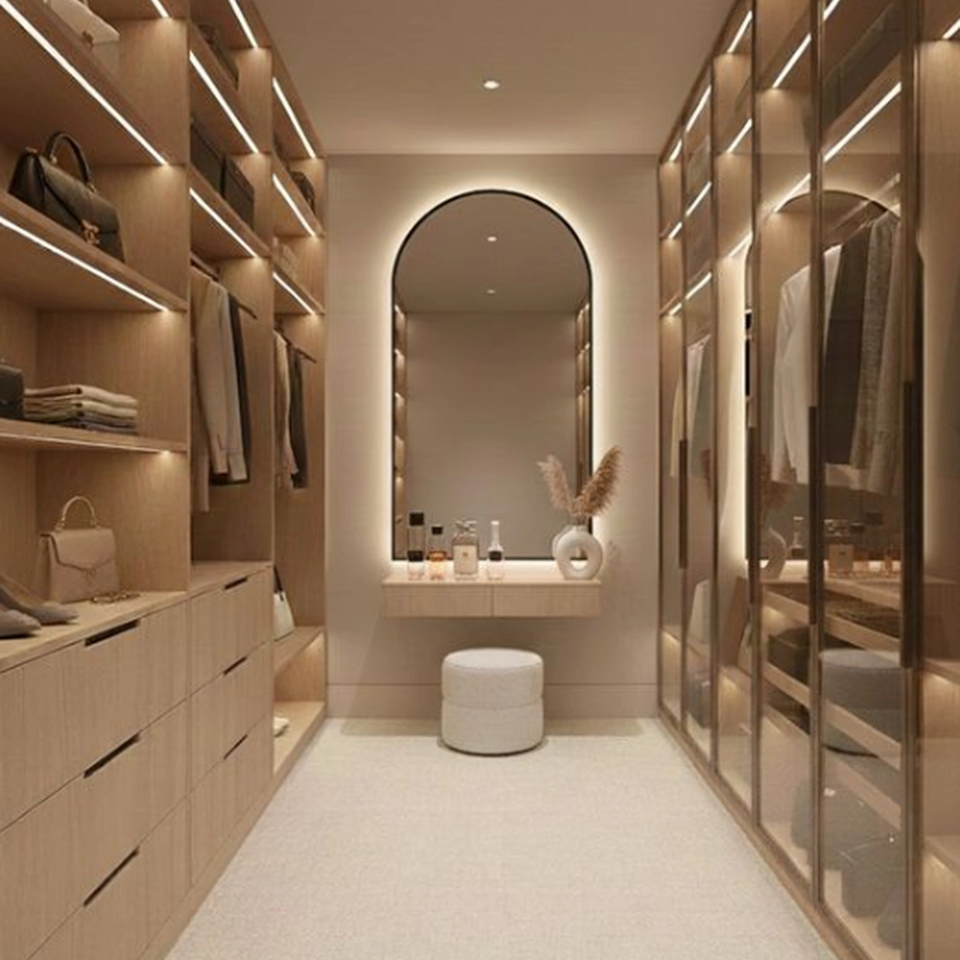 Walk-in closet de lujo en madera clara - Muebles y Estilo Costa Rica